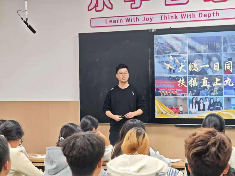葛欣杭进行事迹分享（航空港校区）(1).png
