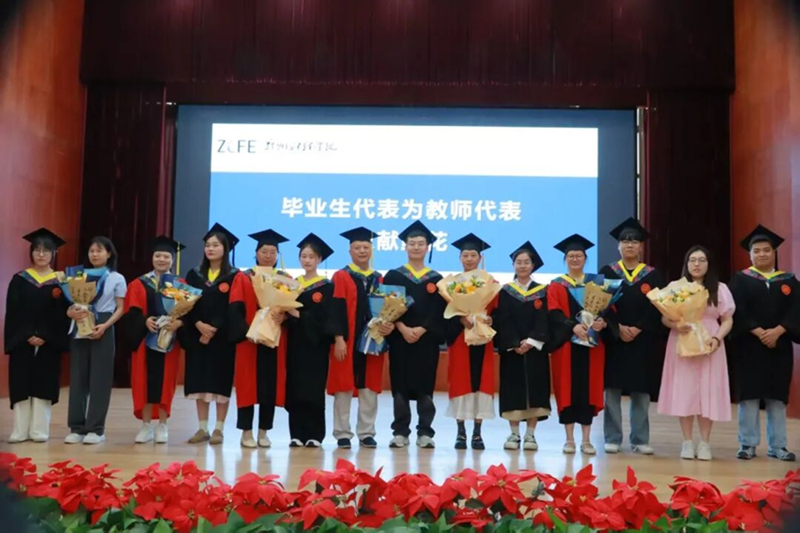 毕业生代表为教师代表献花(1)(1).png