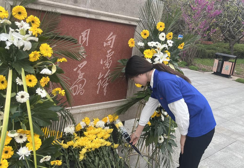 青马学员向纪念碑献花(1).png