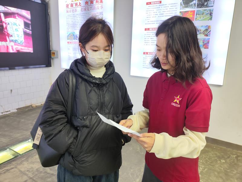 学员向群众宣传红色历史(1).jpg