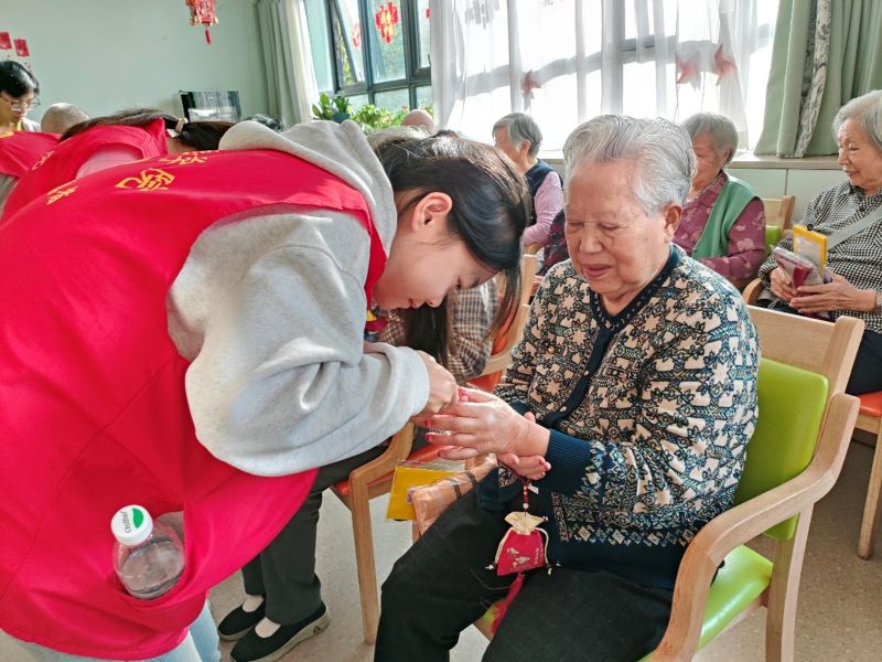 志愿者给老人修剪指甲2.jpg