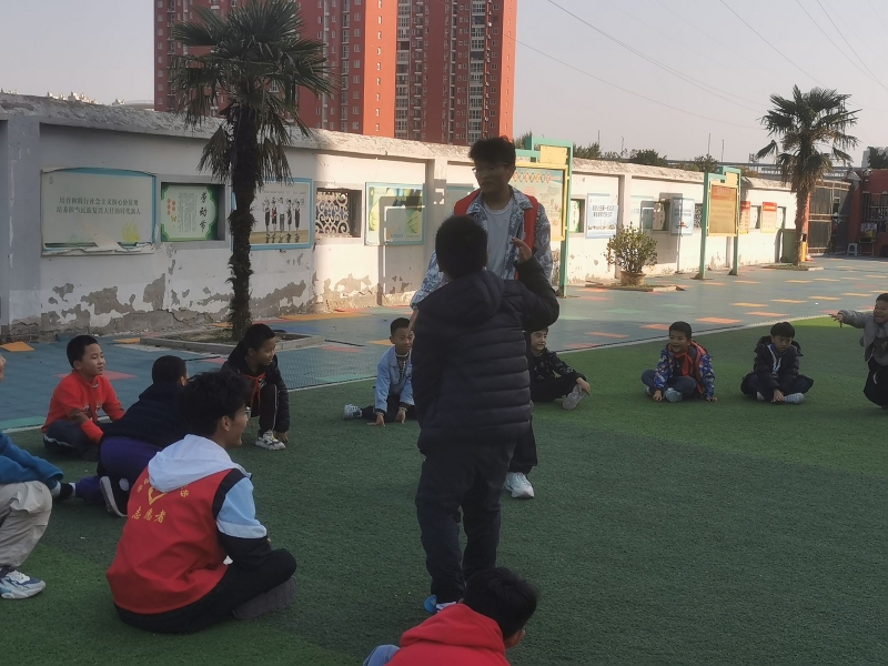 志愿者和学生玩游戏.jpg