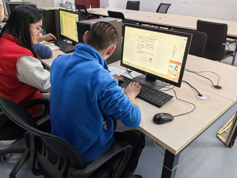 志愿者教孩子们操作电脑.jpg 志愿者教孩子们操作电脑.jpg