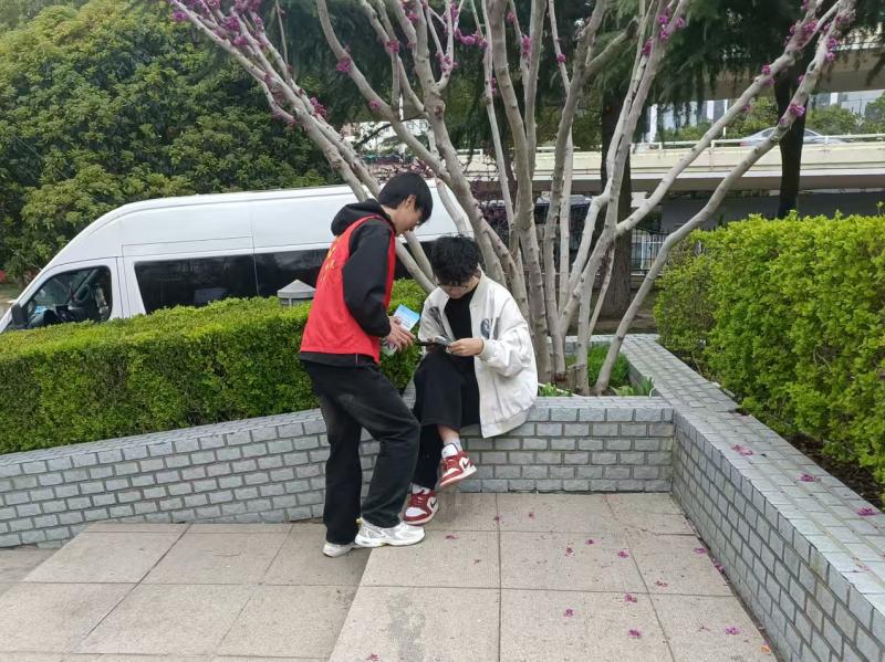 志愿者为路人分发宣传册.jpg