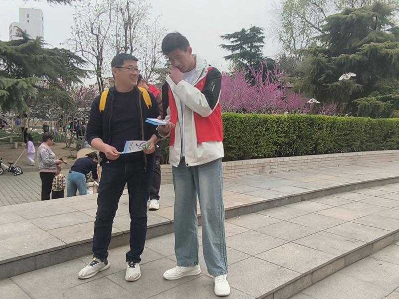 志愿者为路人讲解肺结核的相关知识.jpg