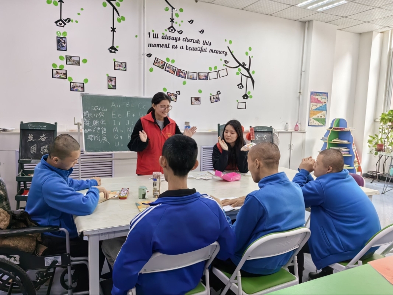 志愿者教孩子们学古诗.jpg 志愿者教孩子们学古诗.jpg
